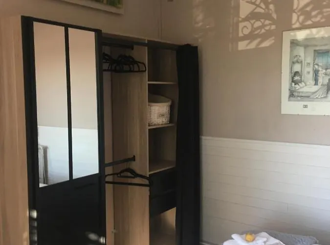 Des Terres Chaudes Proche Bord De Μεντόν