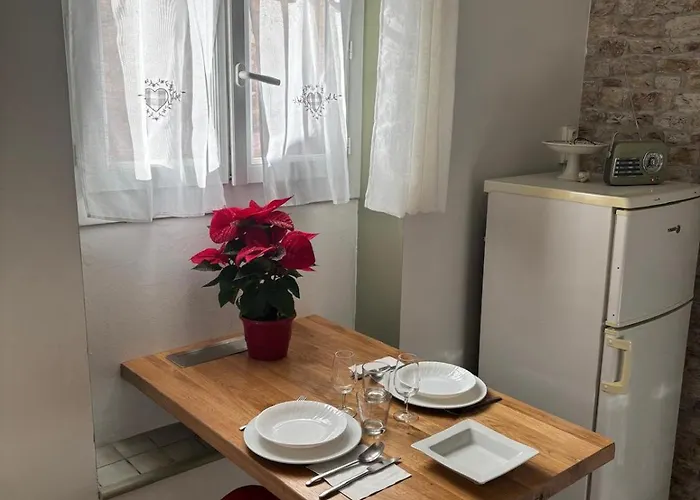 Des Terres Chaudes Proche Bord De Ментона