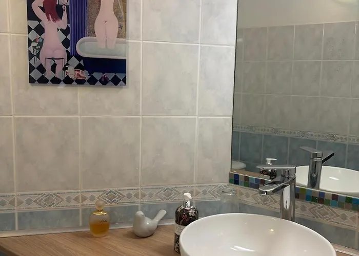 Des Terres Chaudes Proche Bord De Ментона